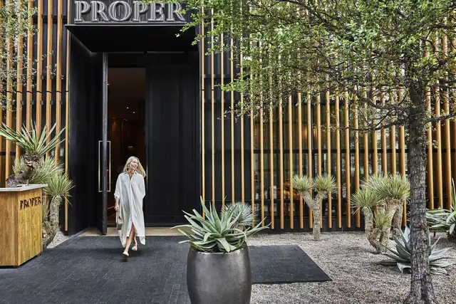 Austin Proper Hotel en Austin, entrada con fachada negra y cartel Proper