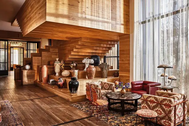 Austin Proper Hotel en Austin, sala amplia con escalera de madera y sofá rojo
