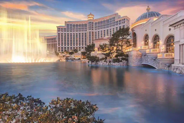Bellagio en Las Vegas, hotel con fuente, pileta y puente en primer plano
