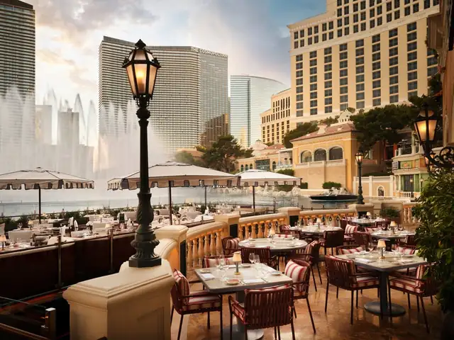 Bellagio en Las Vegas, sector de comedor al aire libre con mesas y sillas