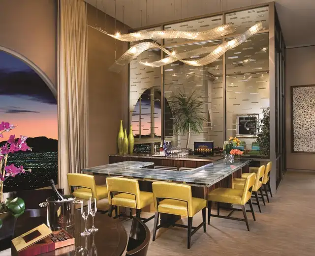 Bellagio en Las Vegas, comedor moderno con mesa larga y sillas amarillas
