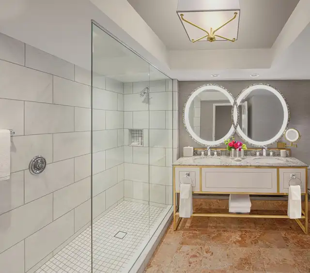 Bellagio en Las Vegas, baño moderno con ducha de vidrio