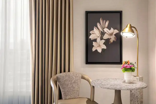 Bellagio en Las Vegas, habitación con mesa redonda de mármol y lámpara dorada