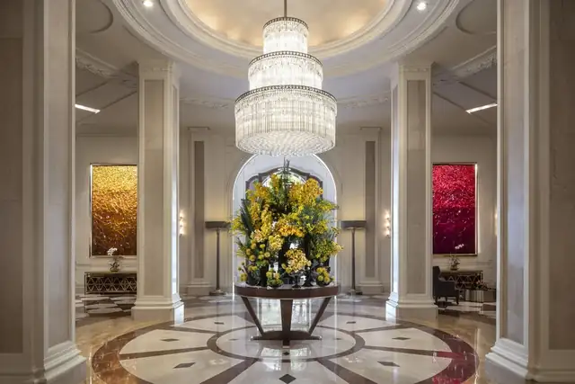 Beverly Wilshire en Beverly Hills, vestíbulo amplio con gran araña de cristal