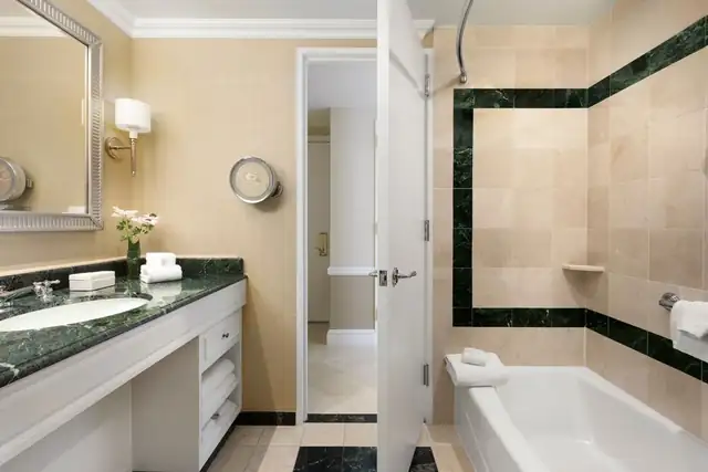 Boston Harbor Hotel en Boston, baño con lavabo de mármol, espejo grande y ducha
