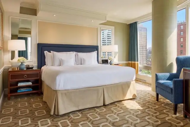 Boston Harbor Hotel en Boston, habitación con cama grande, escritorio y vista