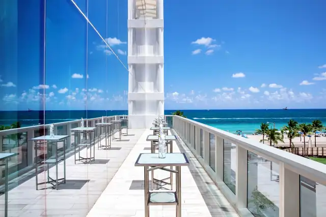 Conrad Fort Lauderdale Beach en Fort Lauderdale, vista exterior del hotel costero