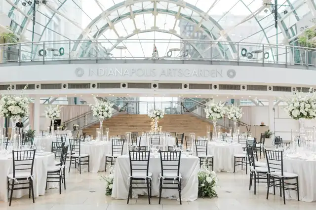 Conrad Indianapolis en Indianápolis, salón amplio con varias mesas redondas