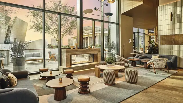 Conrad Los Ángeles en el centro, interior moderno con ventanales y fogón