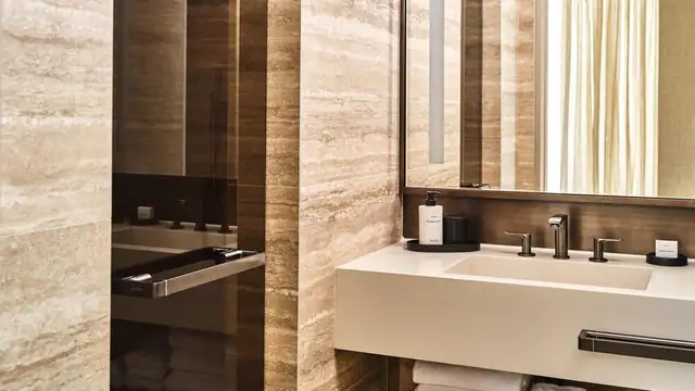 Conrad Los Ángeles en el centro, baño moderno con espejo grande
