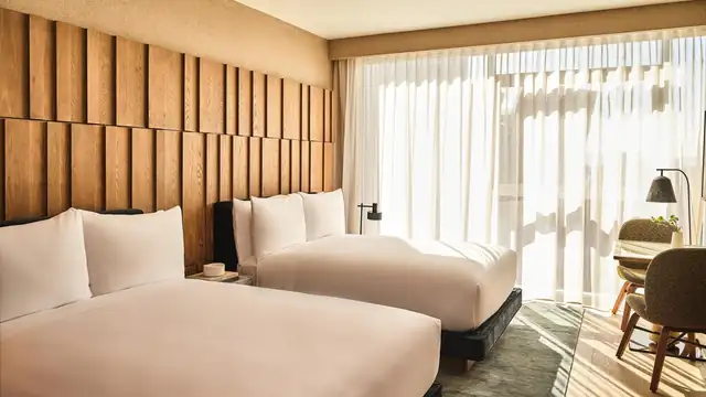 Conrad Los Ángeles en el centro, habitación con dos camas y cabecera de madera