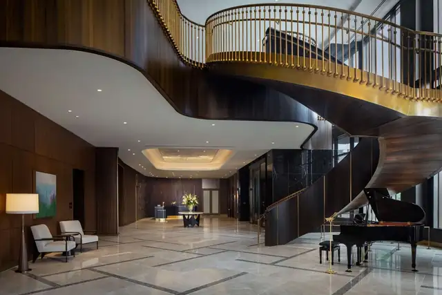 Conrad Nashville en Nashville, lobby amplio con piano de cola y escalera curva