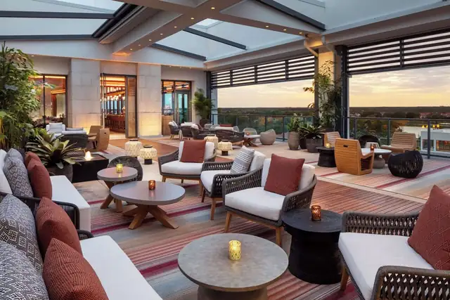 Conrad Orlando en Orlando, terraza con muebles de mimbre y mesas redondas