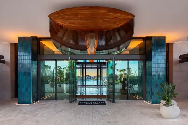 Conrad Orlando en Orlando, entrada moderna con gran techo de madera