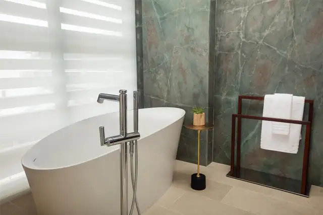 Conrad Orlando en Orlando, baño moderno con bañera exenta