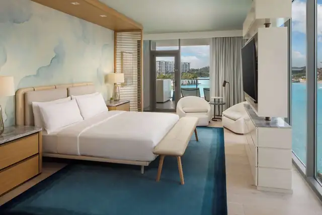 Conrad Orlando en Orlando, habitación moderna con cama grande y escritorio