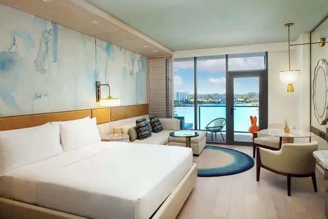 Conrad Orlando en Orlando, habitación con cama grande, sofá y mesa redonda