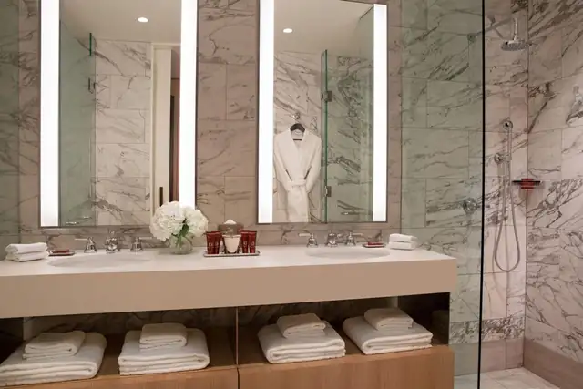Conrad Washington DC en Washington, baño con espejo grande y dos lavabos