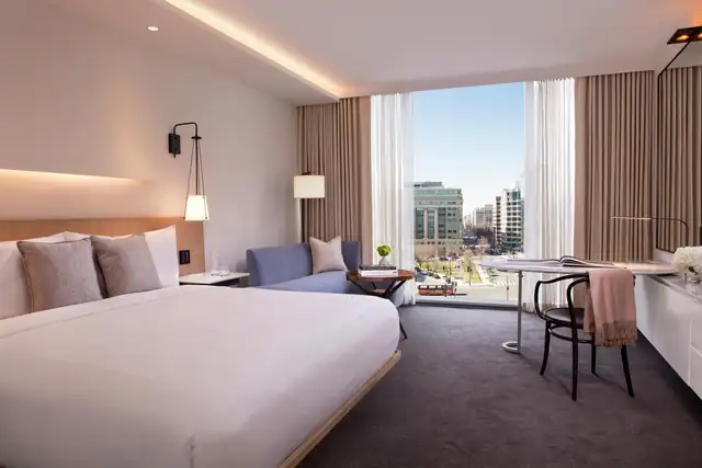 Conrad Washington DC en Washington, habitación con cama grande y escritorio
