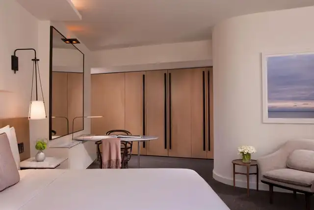 Conrad Washington DC en Washington, habitación moderna con cama y escritorio