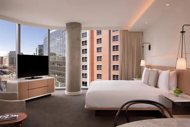 Conrad Washington DC en Washington, habitación con cama grande y televisor