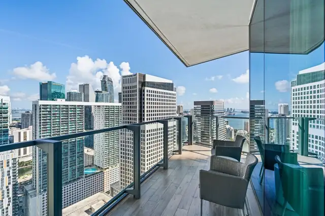 EAST Miami en Miami, balcón de un edificio alto con vista a la ciudad