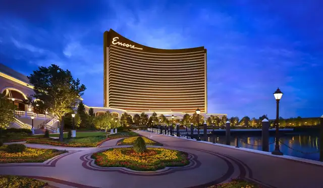 Encore Boston Harbor en Everett, hotel de fachada curva con nombre iluminado