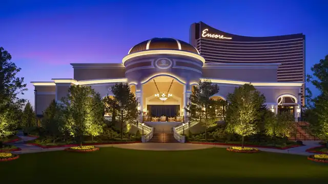Encore Boston Harbor en Everett, hotel imponente con marquesina y una gran escalera