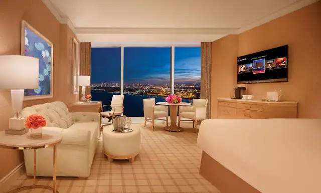 Encore Boston Harbor en Everett, habitación con vista, televisor, escritorio y sofá