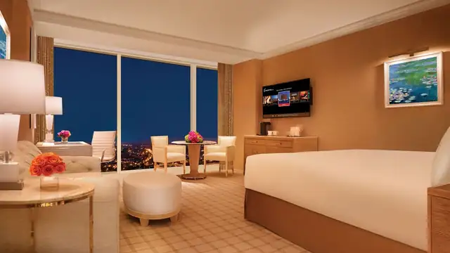 Encore Boston Harbor en Everett, habitación con cama grande, televisor y escritorio con silla