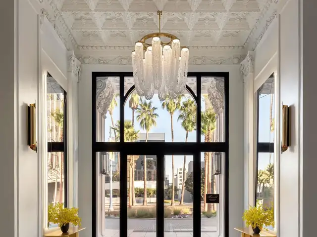 Fairmont Breakers en Long Beach, entrada con araña de cristal