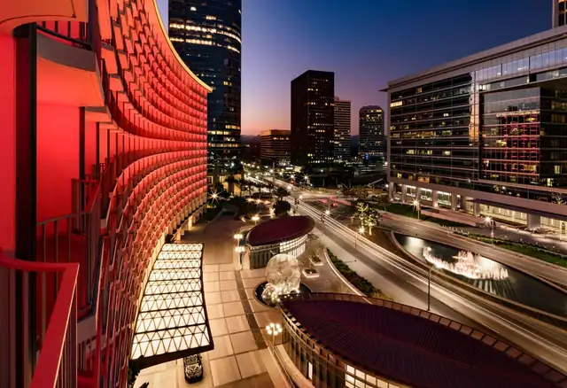 Fairmont Century Plaza en Los Ángeles, edificio moderno de fachada curva