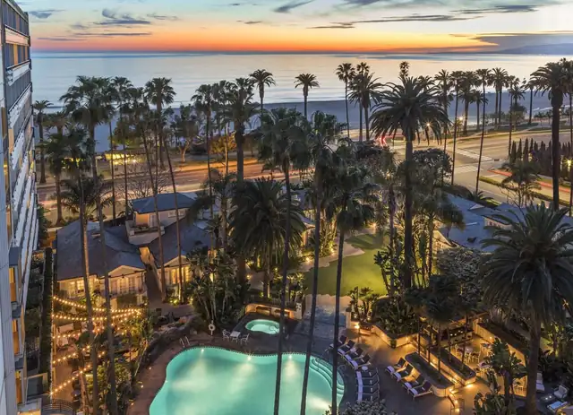 Fairmont Miramar en Santa Mónica, pileta con reposeras y palmeras
