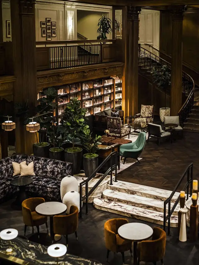 Fairmont Olympic en Seattle, lobby amplio con una gran escalera