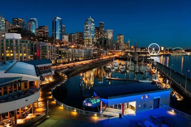 Fairmont Olympic en Seattle, costanera con una marina y la ciudad