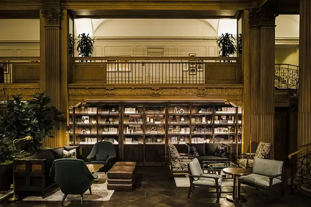 Fairmont Olympic en Seattle, biblioteca con estantes y asientos