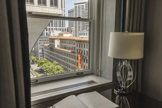 Fairmont Olympic en Seattle, habitación con ventana y vista a la ciudad