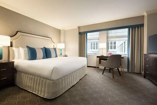 Fairmont Olympic en Seattle, habitación con cama grande y escritorio