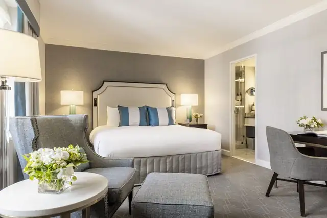 Fairmont Olympic en Seattle, habitación con cama grande y dos mesas de luz