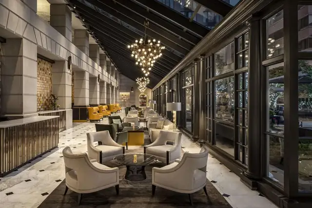 Fairmont Georgetown en Washington, lobby espacioso de techos altos