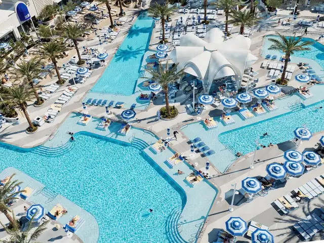 Fontainebleau Las Vegas en Las Vegas, gran pileta al aire libre
