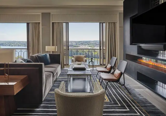 Four Seasons Hotel Austin en Austin, habitación moderna con sofá y sillón