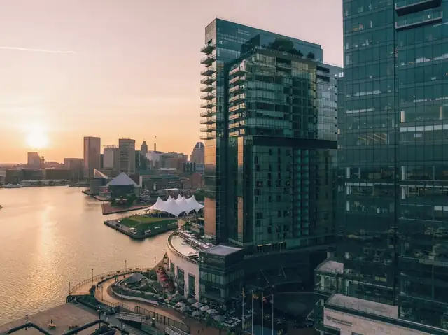 Four Seasons Hotel Baltimore en Baltimore, torre alta con fachada de vidrio