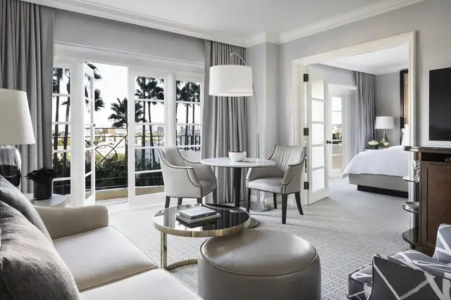 Four Seasons Beverly Hills en Los Ángeles, habitación moderna con balcón
