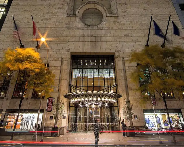 El Four Seasons en Nueva York, edificio histórico con gran entrada