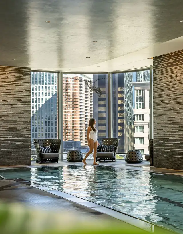 Four Seasons One Dalton en Boston, pileta interior moderna del hotel