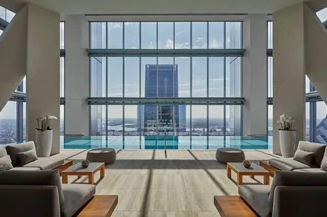 Four Seasons en Filadelfia, salón moderno con pileta de vidrio y grandes ventanales