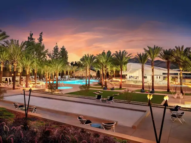 Four Seasons Westlake Village en Los Ángeles, zona de piscina con reposeras
