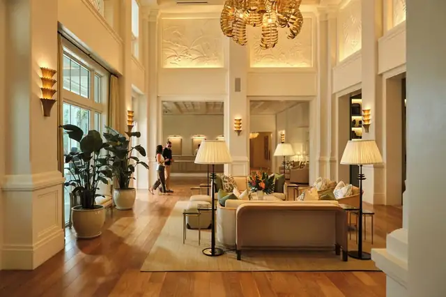 Naples Beach Club en Naples, lobby amplio de techo alto y ventanales