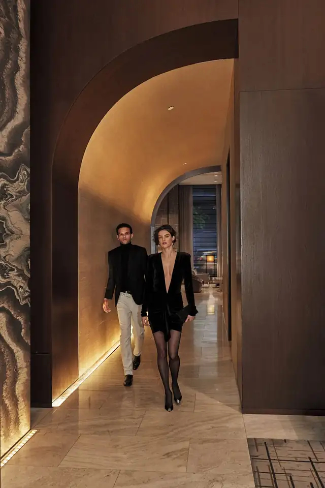 Four Seasons Downtown en Nueva York, pasillo con techo curvo y mármol
